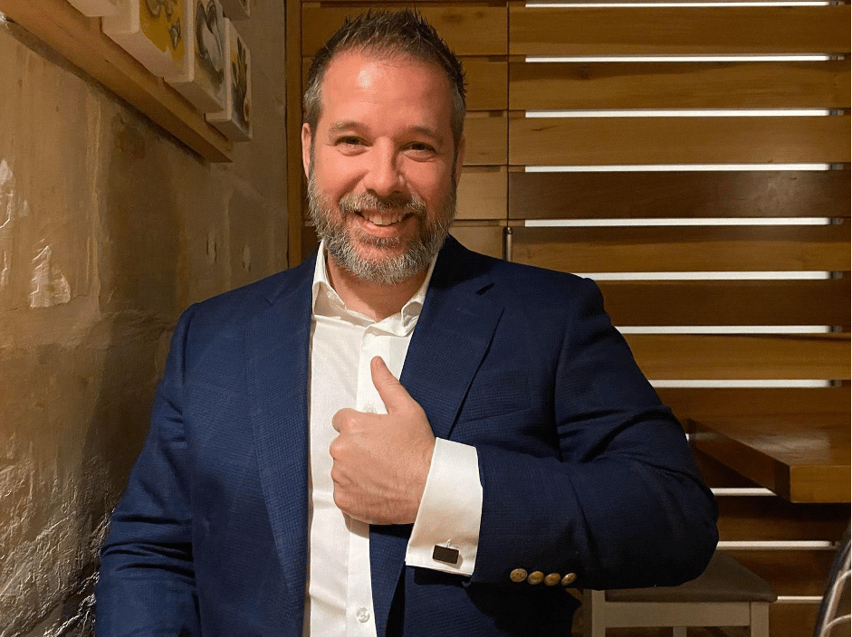 马丁·蒂博的故事是一段充满转变和韧性的旅程,从木工到网络营销,再到区块链技术,他不仅实现了个人成长和财务自由,还帮助了无数人重写人生篇章。了解他如何克服恐惧,成为直销行业的领军人物,并推动公司达到数十亿美元的辉煌。 /martin-thibeault-career-transformation-with-blockchain/featured-image-content.jpg